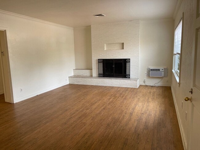 Building Photo - 3 Bedroom 1 Bath Home w/ 2 Car Garage