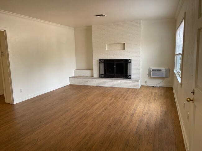 Foto del edificio - 3 Bedroom 1 Bath Home w/ 2 Car Garage