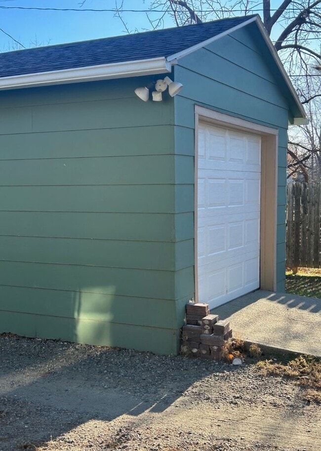 Foto del edificio - Two beds. One bath. Zero stress.