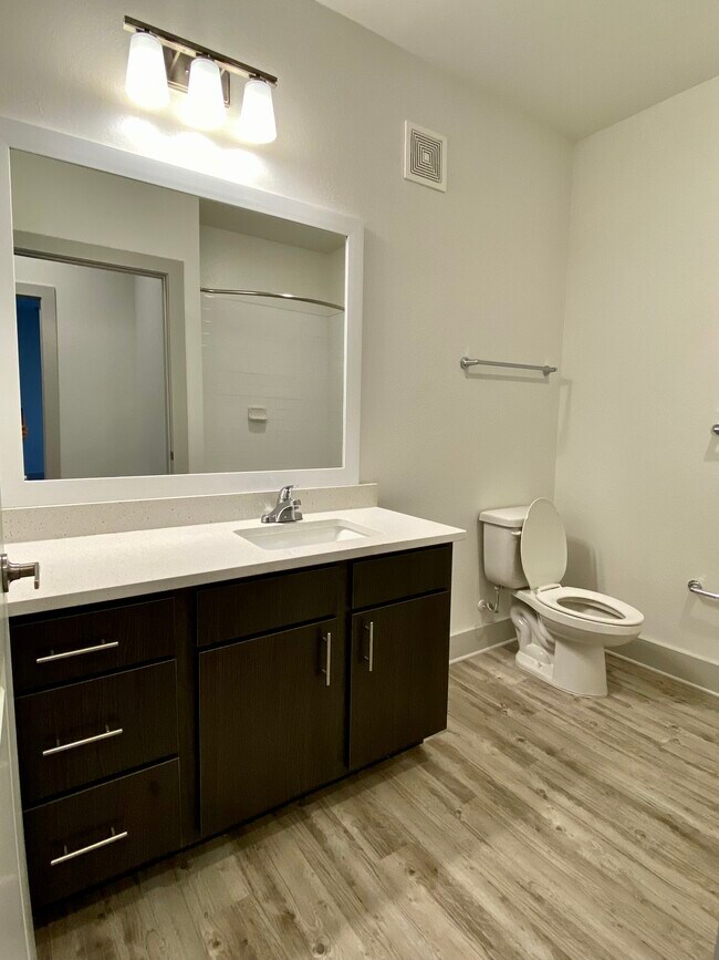 B1 Guest Bath - Azalea Bay Apartments