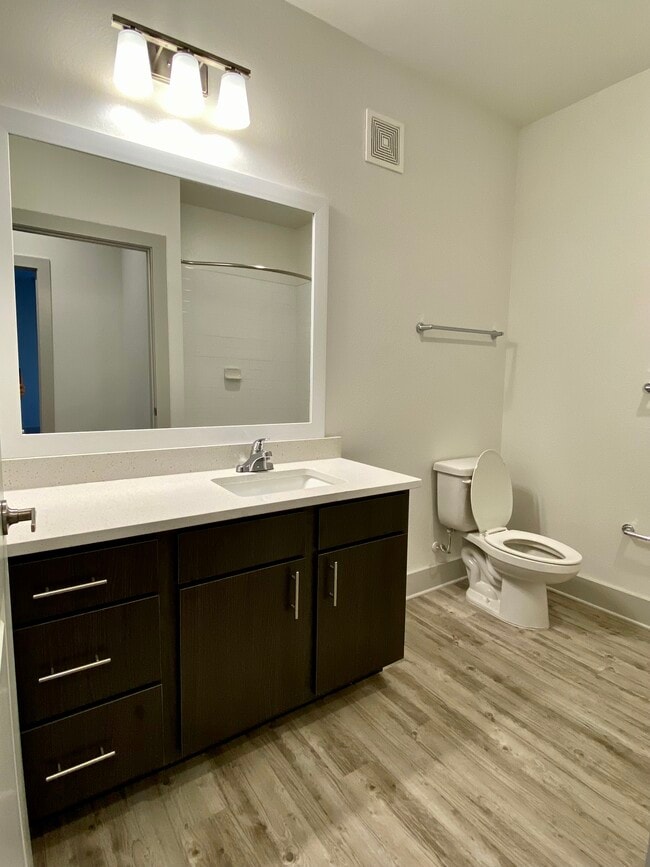 B1 Guest Bath - Azalea Bay Apartments