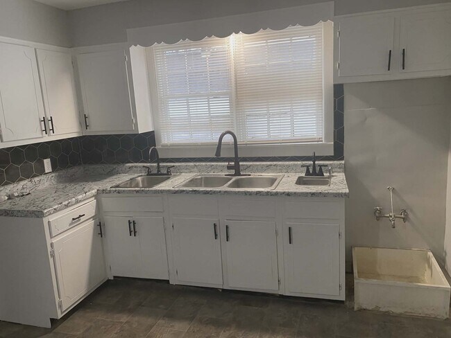 Foto del edificio - 828 Baltimore St