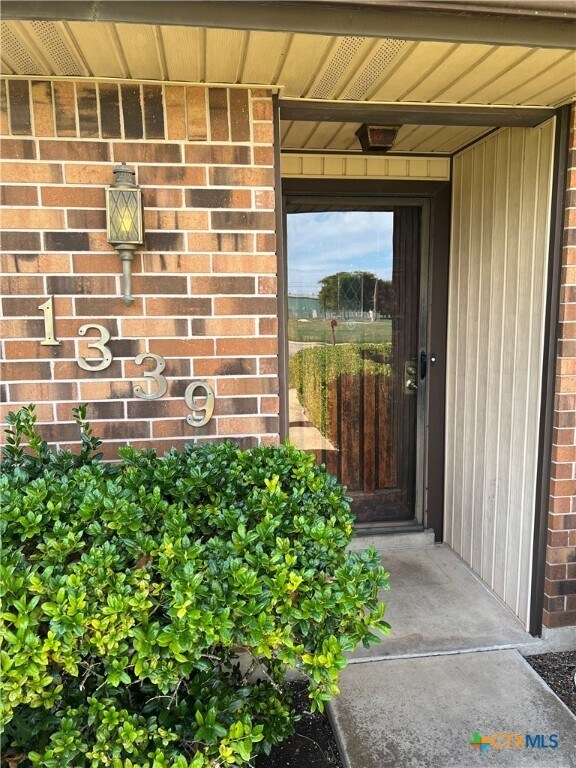 Foto del edificio - 1339 Tulip Ln