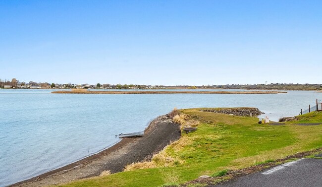 Foto del edificio - Waterfront Tiny Home for Rent! Fully Furni...