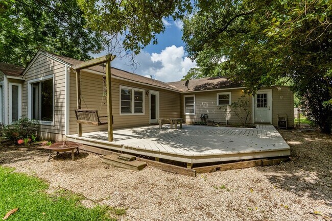 Foto del edificio - 1230 Timbergrove Ln