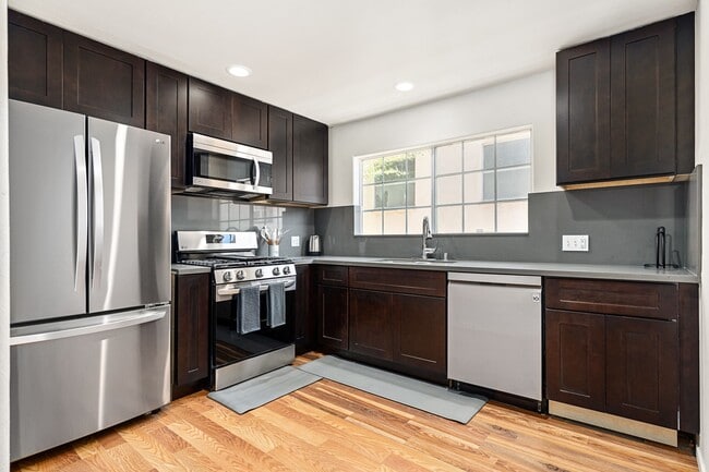 Foto del edificio - A 7 Bedroom, 2 Bathroom with a dining room and fully functional kitchen at 10777 Ashton Ave.