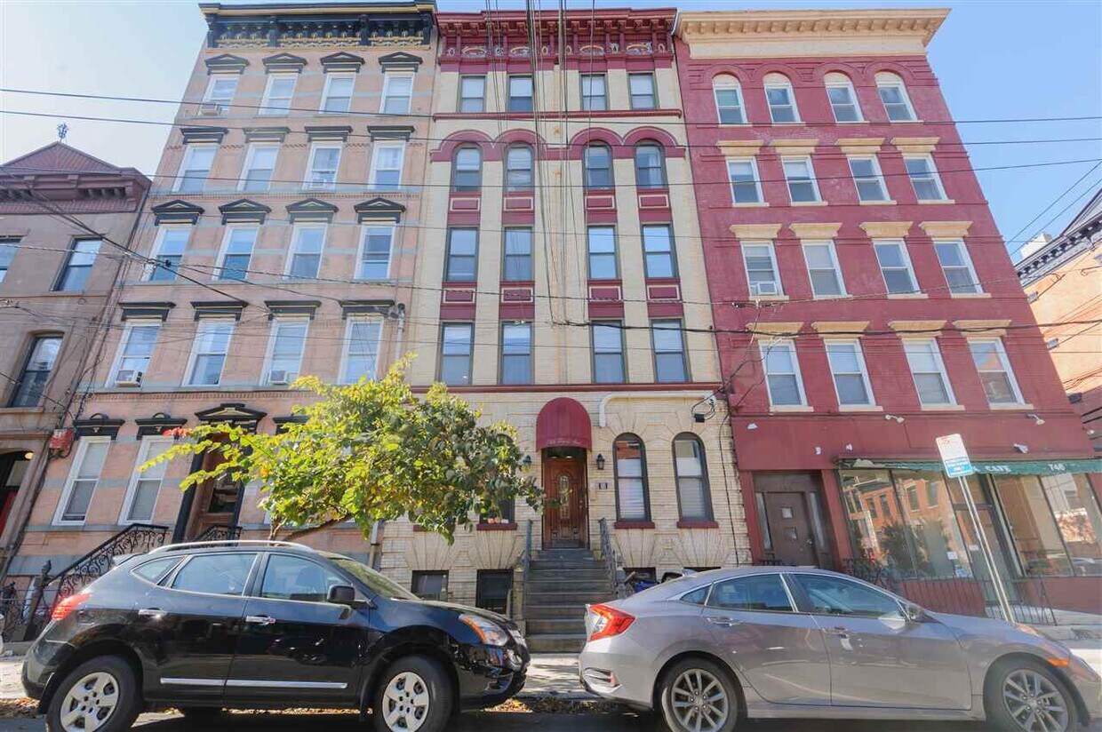 Primary Photo - 744 Park Ave