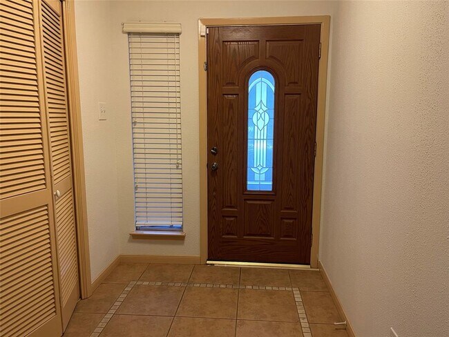 Building Photo - 307 Elmwood Cir