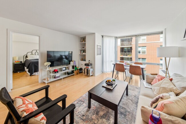 Building Photo - 21 W Goethe St