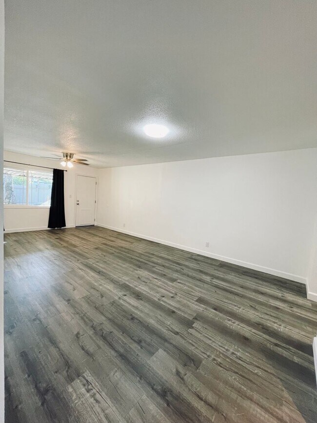 Building Photo - Spacious Duplex w/ New Upgrades!!