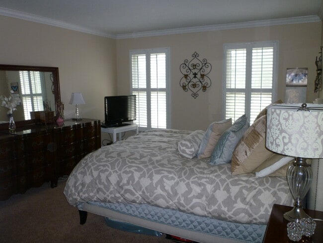 Building Photo - 563 Shorely Dr