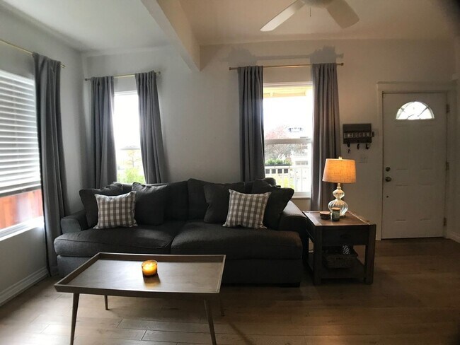 Foto del edificio - Charming remodeled Bungalow - 2 Bedrooms 1 Bath, 1,104 Sq. Ft.