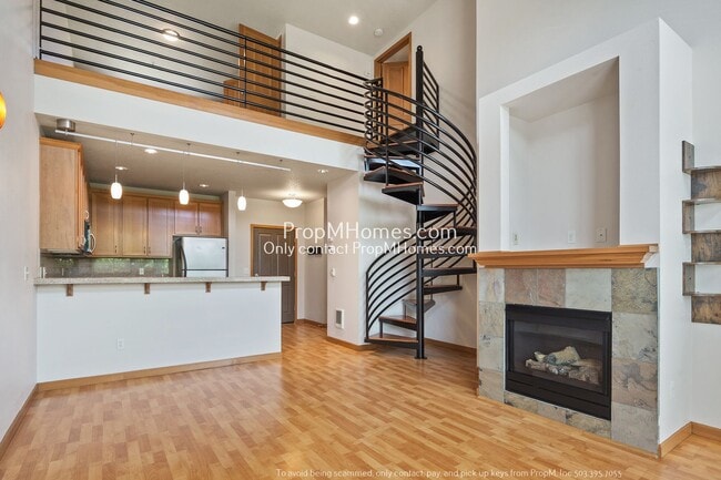 Foto del edificio - Light-Filled Top Floor Two Bedroom Plus Lo...