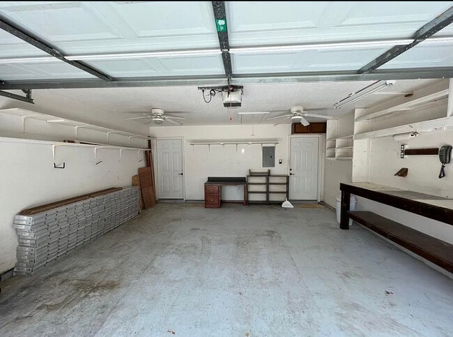 Building Photo - 704 Hidden Oaks Dr