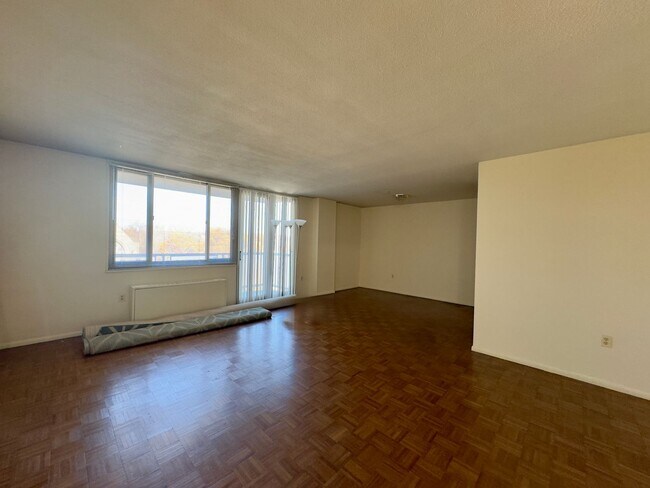 Foto del edificio - Spacious 2 Bedroom 2 Bath Condo near Johns Hopkins Homewood Campus!