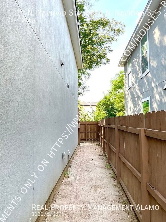Building Photo - 1611 N Navidad St