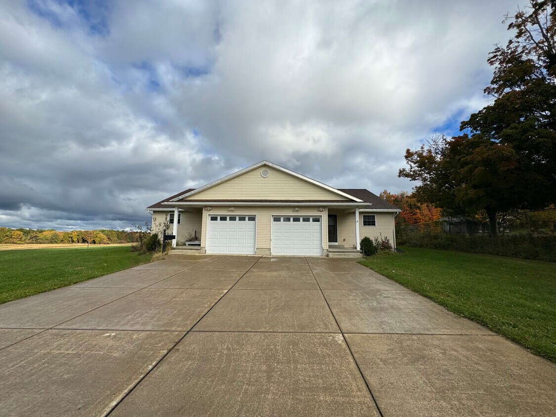 Foto principal - 1988 Brant Rd
