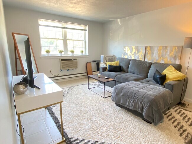 Building Photo - 5 Colonial Village Dr