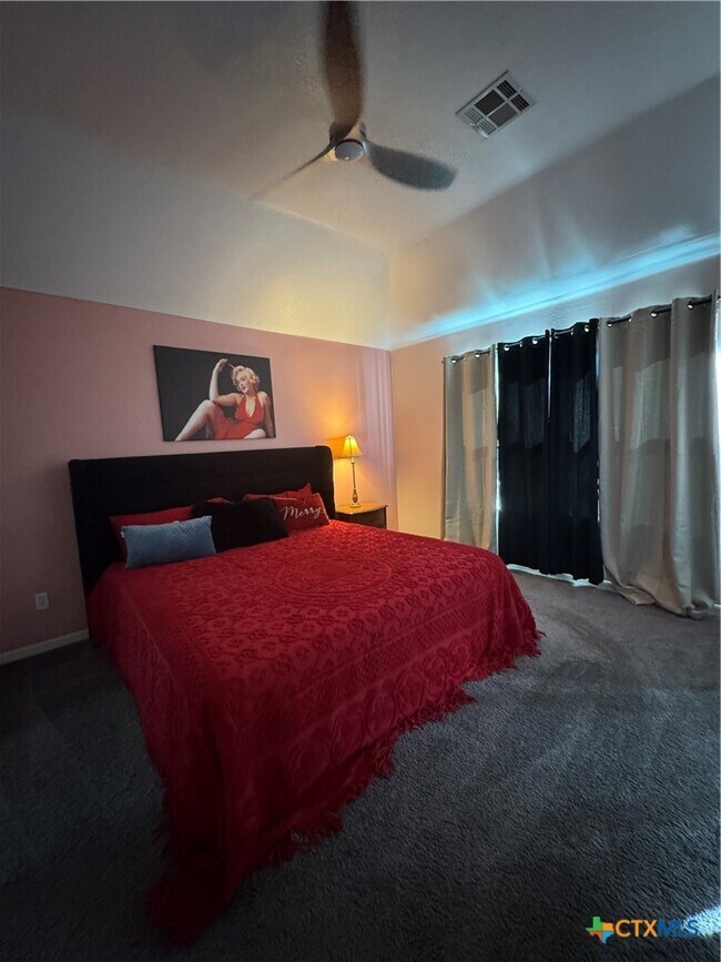 Foto del edificio - 5704 Meadow Wood Dr