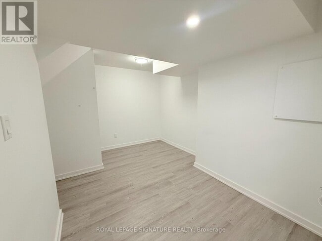 Photo du bâtiment - 38 Burnhamthorpe Rd W