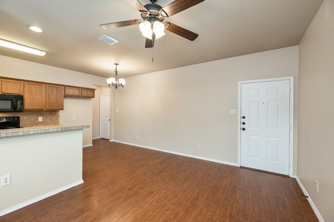 Foto del edificio - NICE 3 BEDROOM DUPLEX LOCATED IN LAVON, TE...