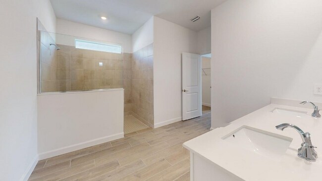 Building Photo - 7949 Lakes Edge Ln