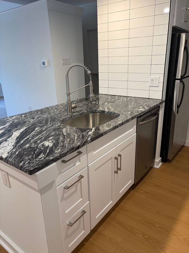 Building Photo - Welcome to Urban Elegance in the Heart of Historic Old City, Philadelphia