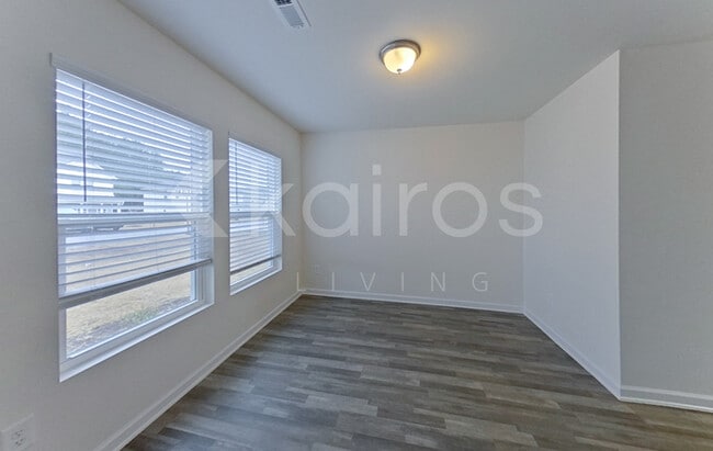 Foto del edificio - 348 Waterfall Rd