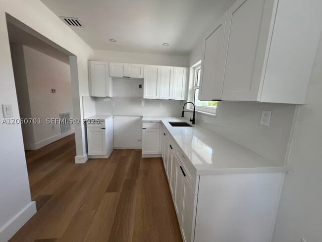Building Photo - 1239 SW 22nd Ave