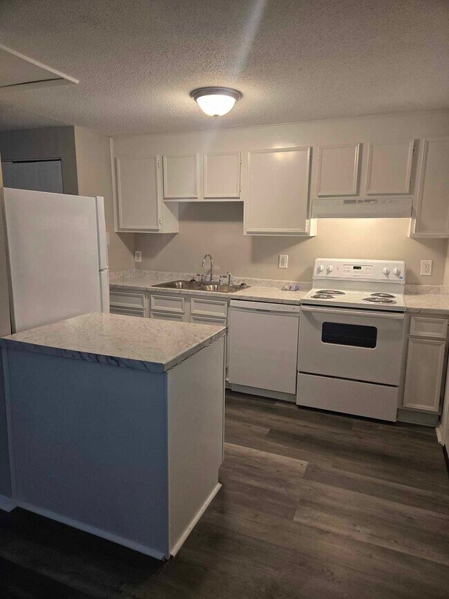 Building Photo - 2515 Camellia Dr