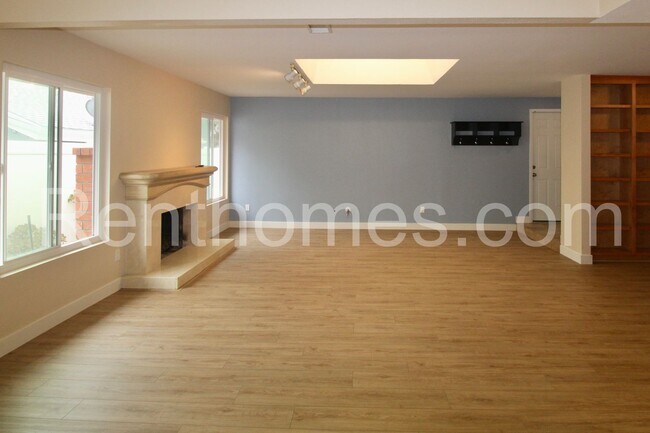 Building Photo - Scripps Ranch, 11012 Ironwood Rd, 16 Solar...