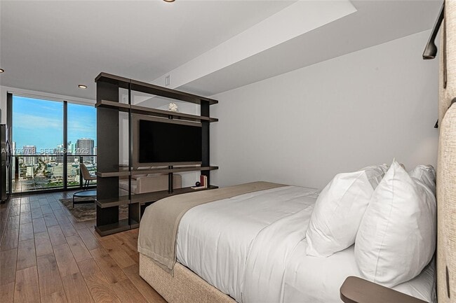 Building Photo - 398 NE 5th St