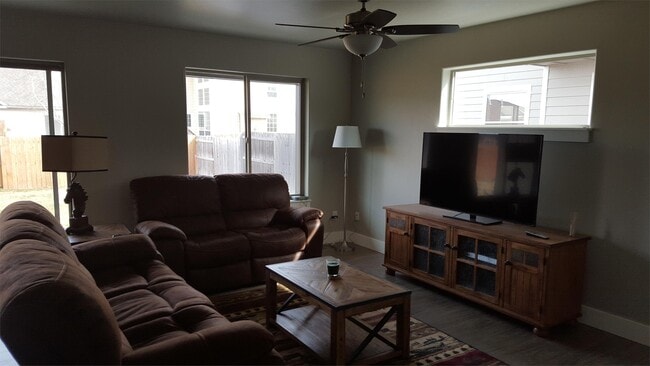 Foto del edificio - 726 Forest Glen Dr