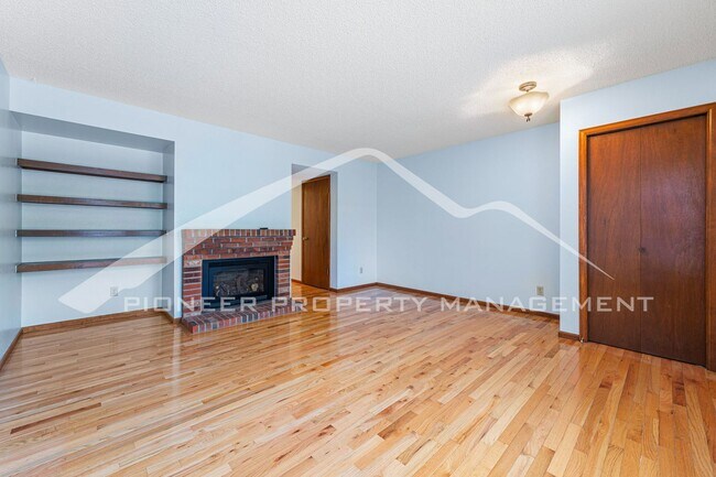 Building Photo - Spacious Townhouse with Washer/Dryer and C...