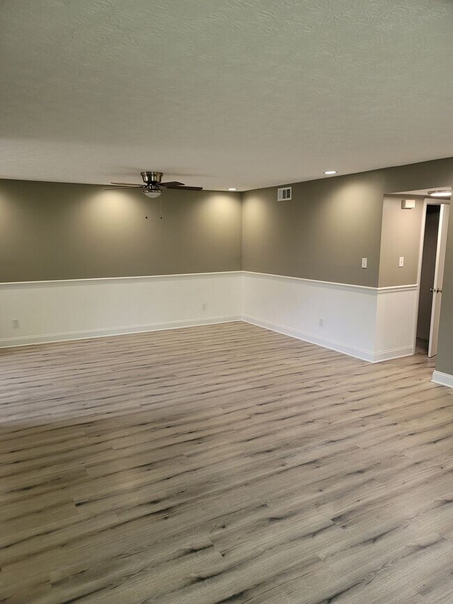 Foto del edificio - MOVE IN SPECIAL $100.00 OFF FIRST TWO MONTHS RENT. RENOVATED 2 BDRM, 2 BATH UPSTAIRS CONDO.  AVAI...