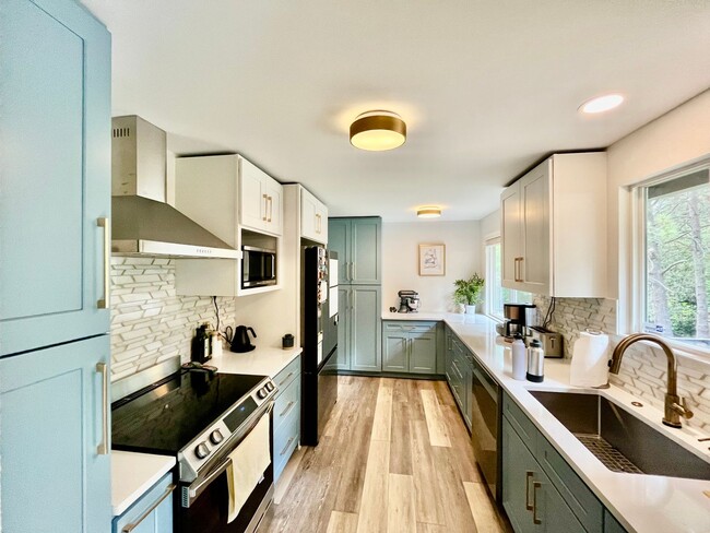 Building Photo - Spacious 5 Bed 3 Bath Home with In-Law Suite and huge yard in Olympic Hills
