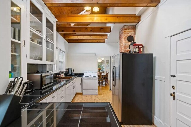 Foto del edificio - Welcome to this charming craftsman home ne...