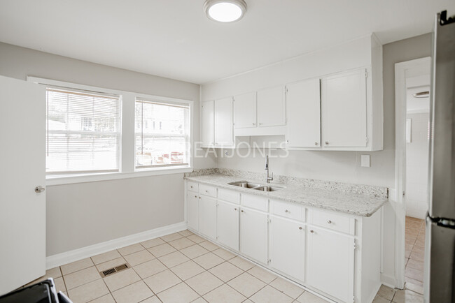 Building Photo - 1210 Briarwood Ave