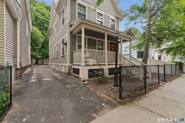 Building Photo - 653 Winchester Ave