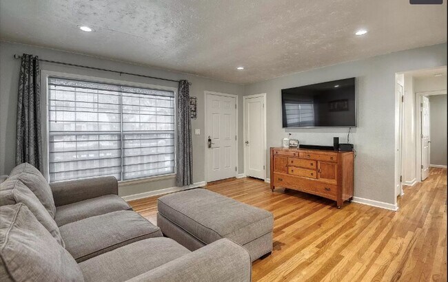 Building Photo - Darling remodeled 4 bedroom house!!