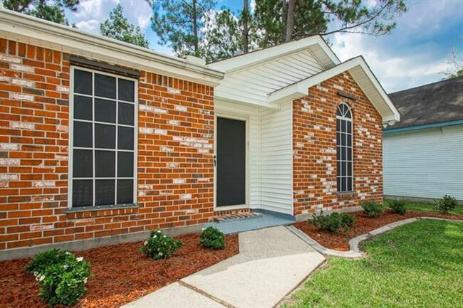 Building Photo - Newly Renovated 3 BR/2 Bath home on Suncrest Subdivision