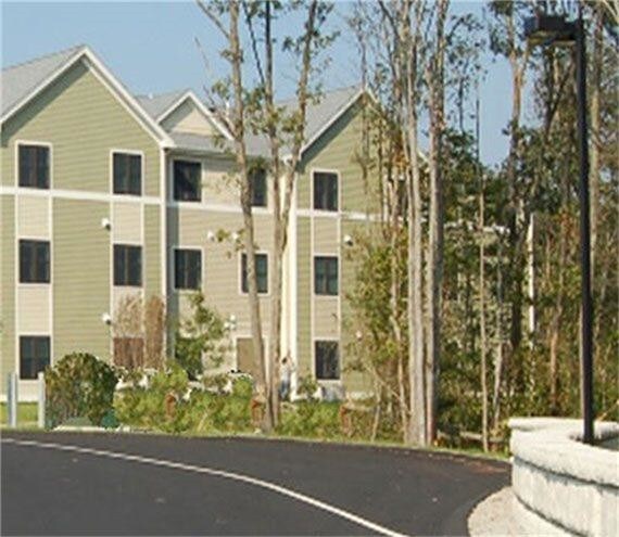 Building Photo - 679 Pond St