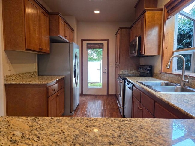 Building Photo - Three bedroom Townhome in Alderwood Townhomes Neighborhood