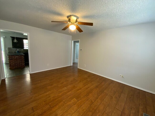Building Photo - Coming Soon - Yukon 3 bedroom 1 bath