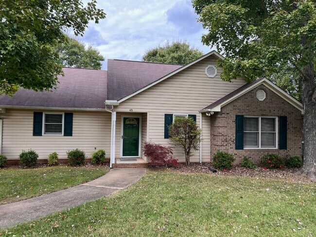 Foto del edificio - 401 Hidden Creek Cir
