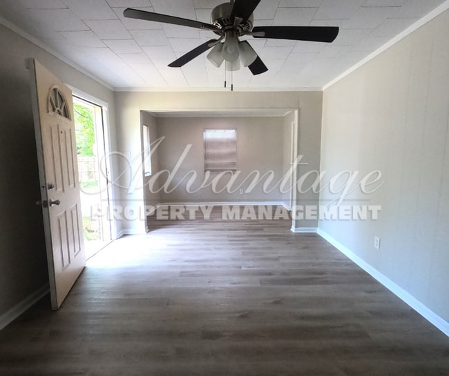 Building Photo - Dont miss this Move In Ready Colonial Acre...