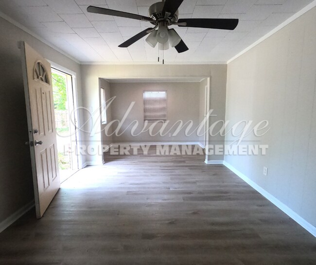 Foto del edificio - Dont miss this Move In Ready Colonial Acre...