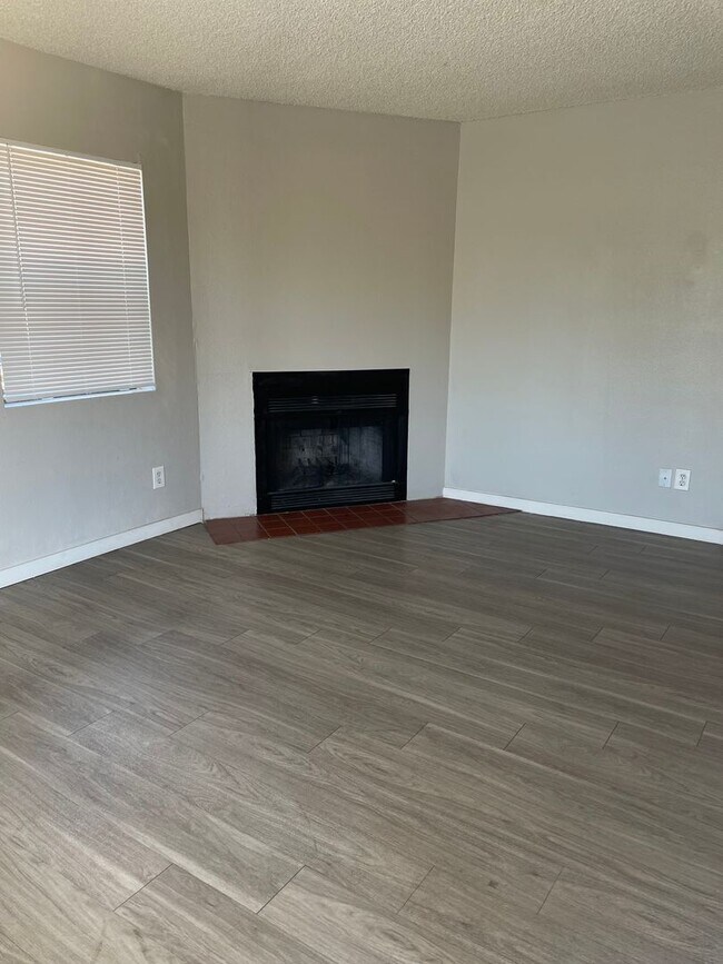 Building Photo - Lovely 2 Bedroom 1  Bath with Fireplace! M...