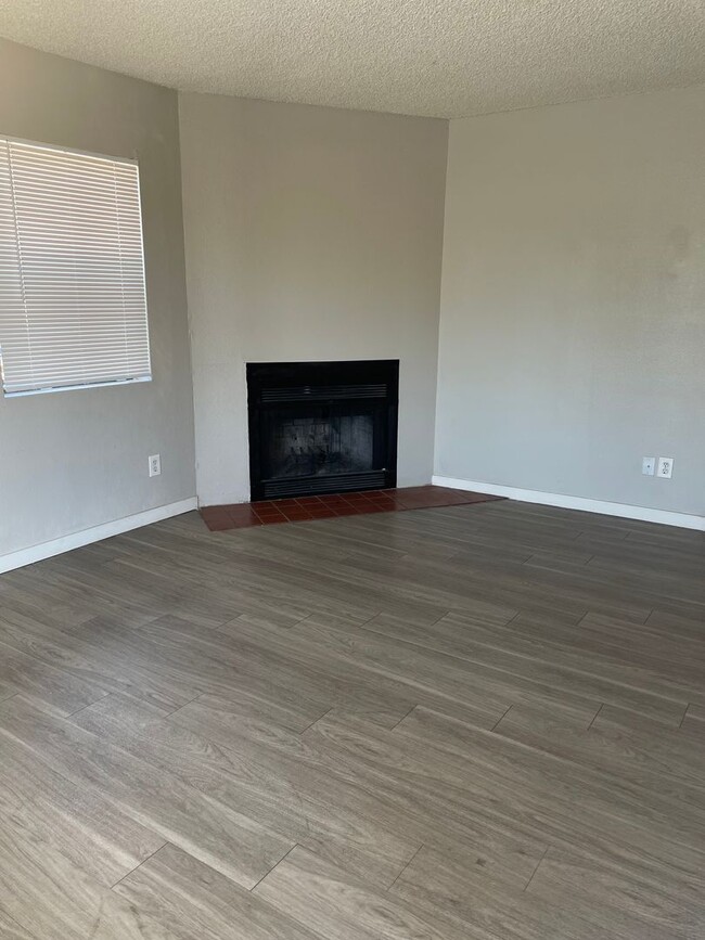 Building Photo - Lovely 2 Bedroom 1  Bath with Fireplace!