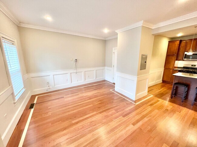 Building Photo - Fully-Renovated 2 Bed 2 Bath in the Heart ...